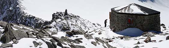 Bivouac au Col de la Dent Blanche CAS (3'540 m) in Switzerland – SAC mountain hut